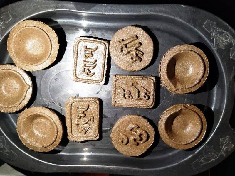 स्व-सहायता समूह की महिलाओं ने बनाए गोबर के आकर्षक दीये