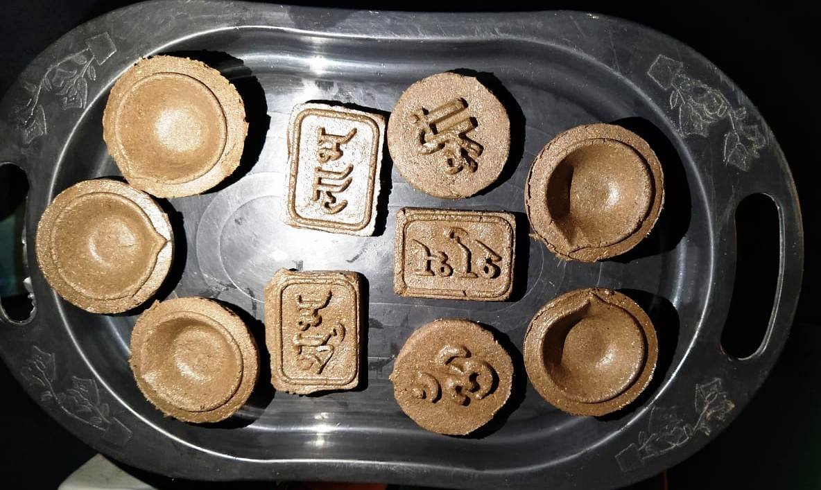 स्व-सहायता समूह की महिलाओं ने बनाए गोबर के आकर्षक दीये